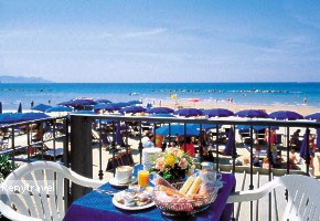 hotel PARRINI terasa s vhadom na more