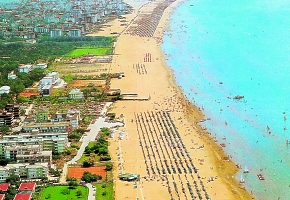 Bibione pozvoľne sa zvažujúce more