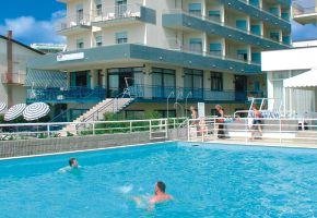 CONDOR bazn pred hotelom