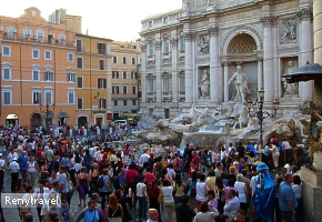 Rimania pri Fontana di Trevi 