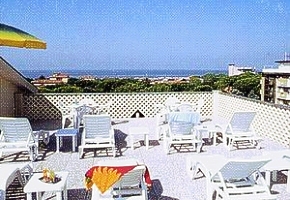hotel GLI OLEANDRIterasa s vhadom na more