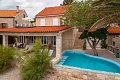 Villa Grace, Orebi