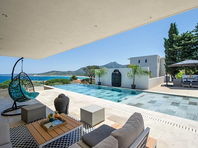 vila s baznom Korzika