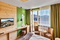 Hotel Partizn, Tle