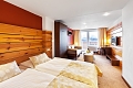 Hotel Partizn, Tle