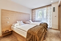 Hotel Partizn, Tle